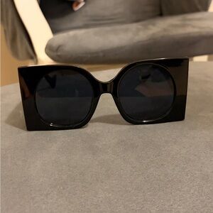 NEW - Chic Black Sunglasses